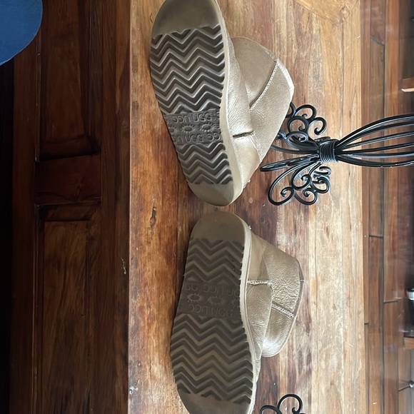 Gold UGGs size W6 - Picture 2 of 9